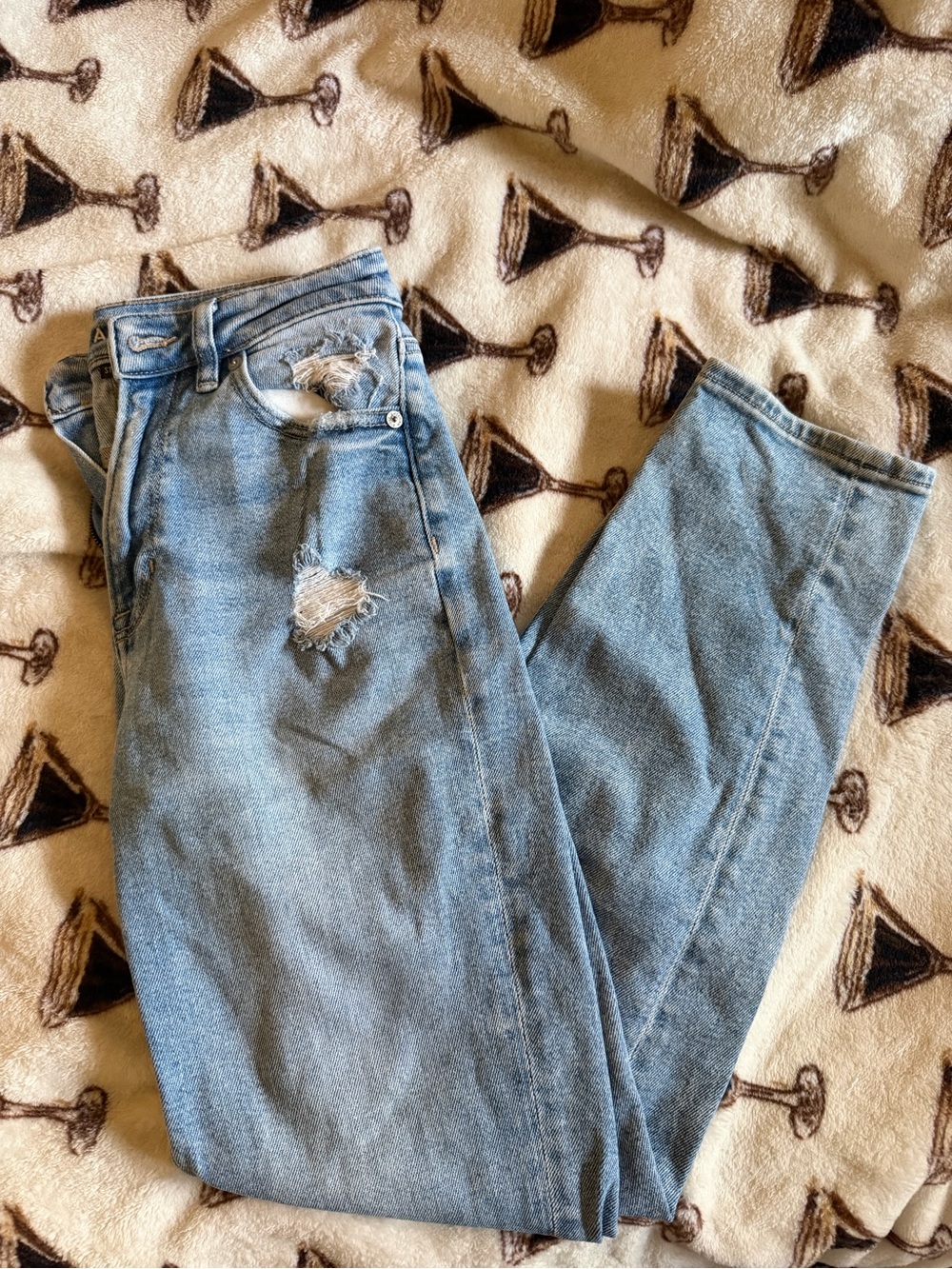 American Eagle Outfitters Women's Light Blue Distressed High-Rise Jeans